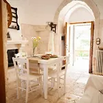 Trulli Azzalema With Exclusive Pool וילה